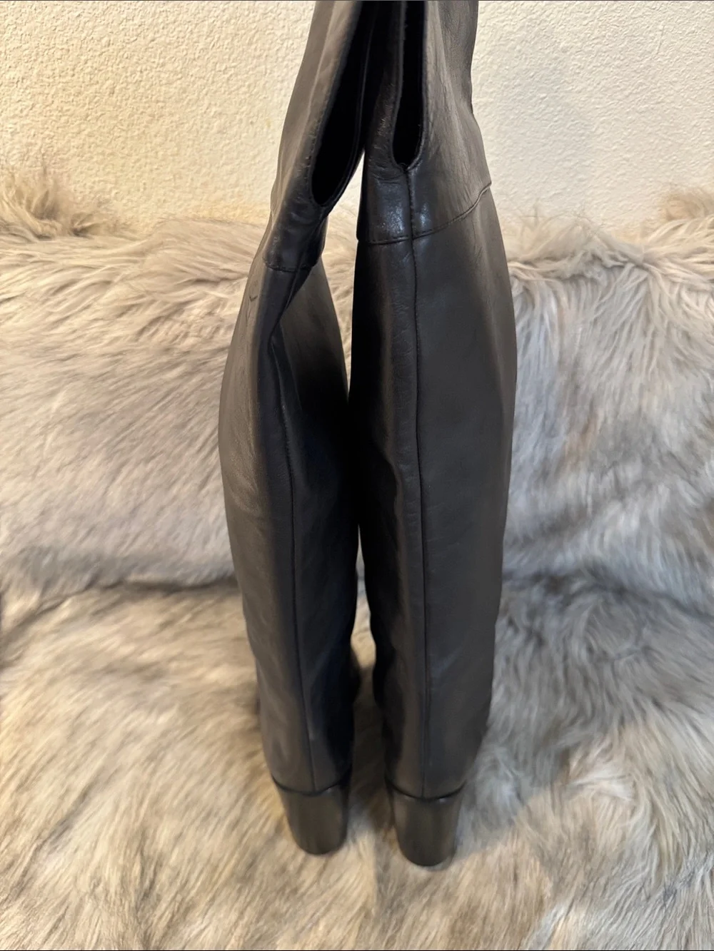 SCHUTZ sleek black
